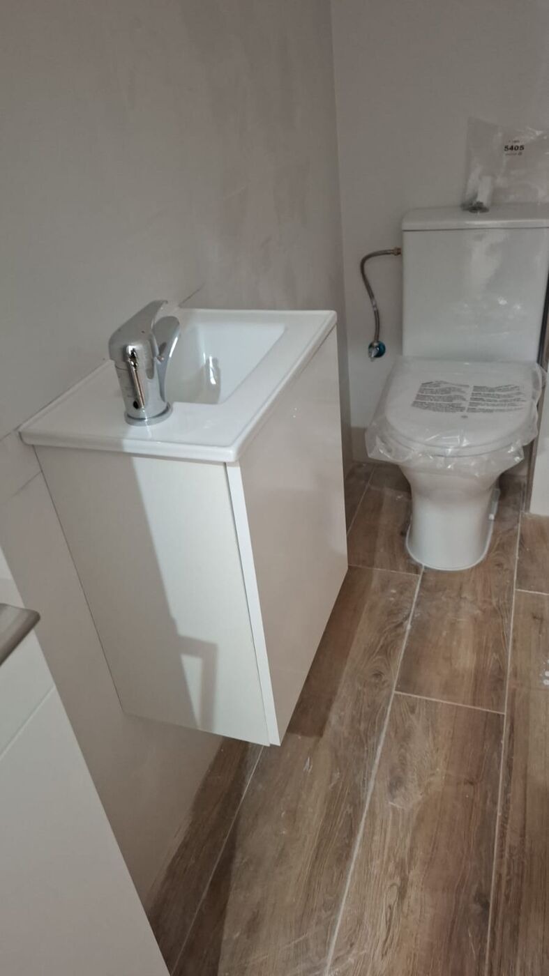 Baño terminado con mueble suspendido en Vía Hispanidad, Zaragoza