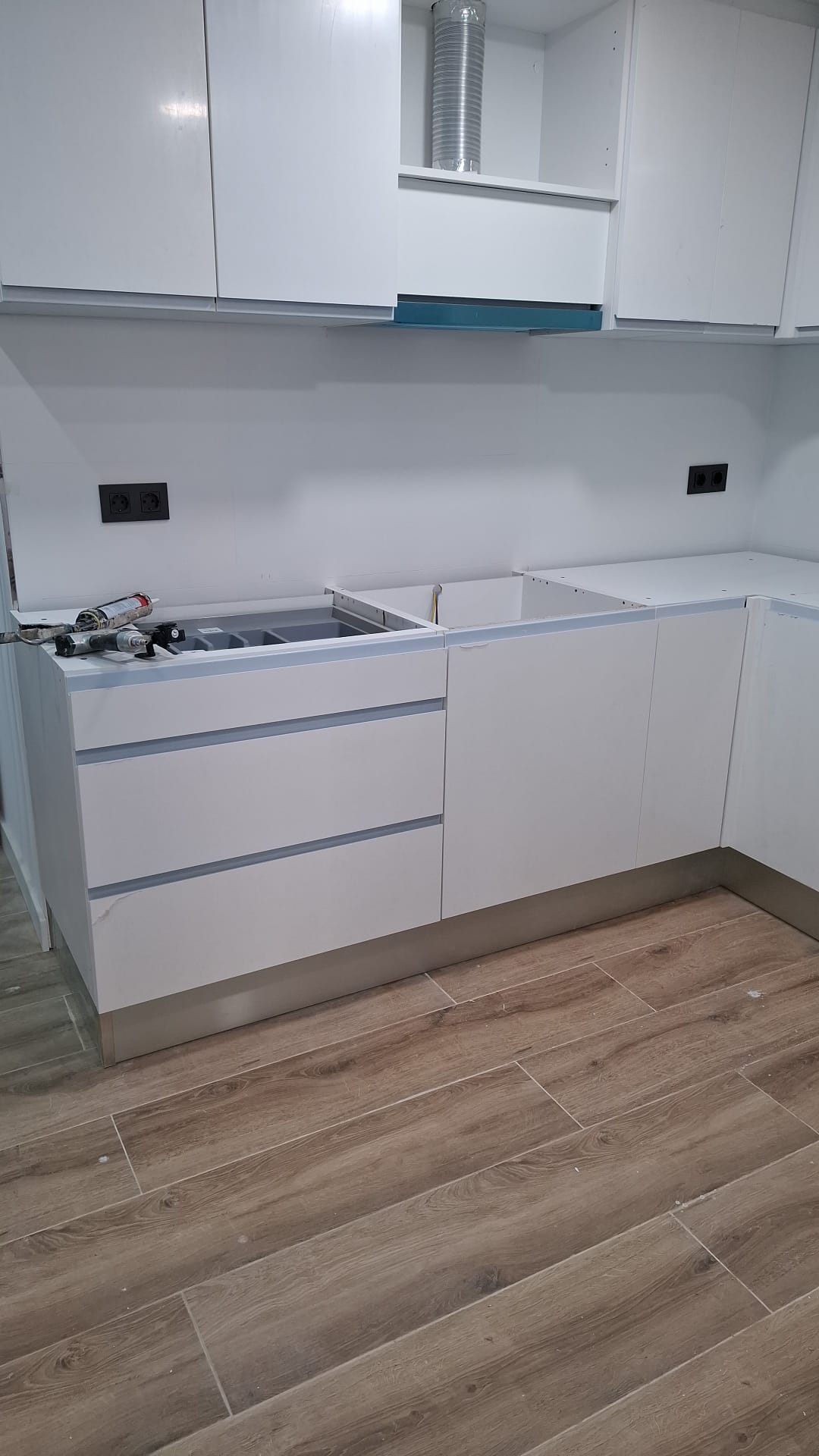 Cocina blanca terminada en la reforma de Vía Hispanidad, Zaragoza