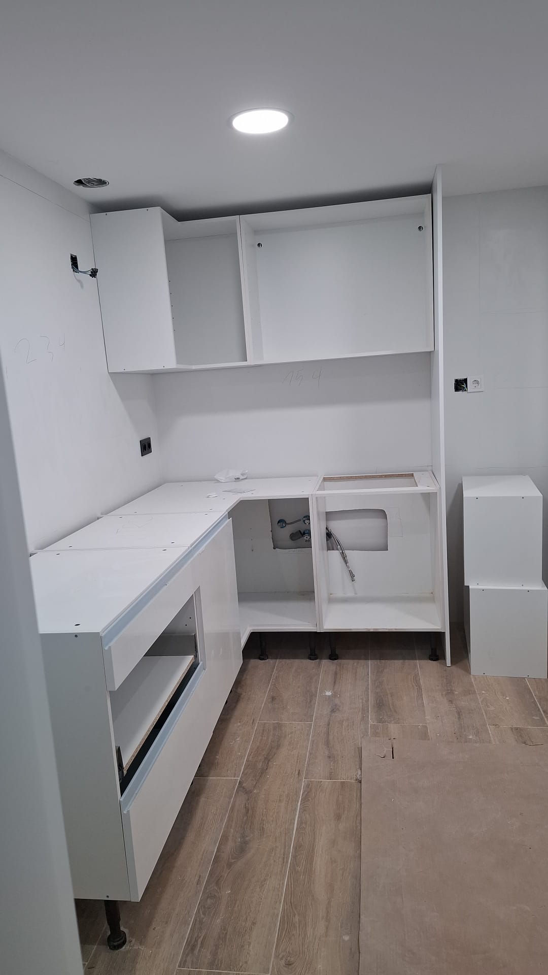 Montaje de la cocina durante la reforma en Vía Hispanidad, Zaragoza