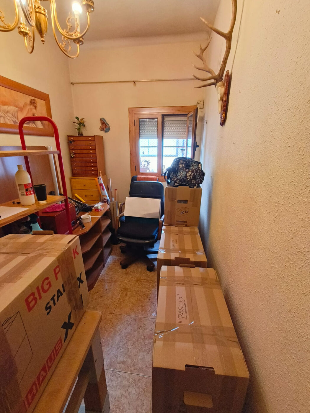 Habitación con mobiliario antiguo antes de la reforma en Calle Luis Aula