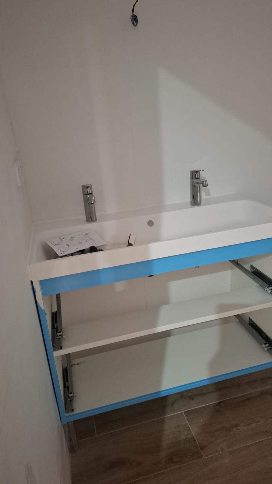 Mueble de baño en instalación durante la reforma en Vía Hispanidad